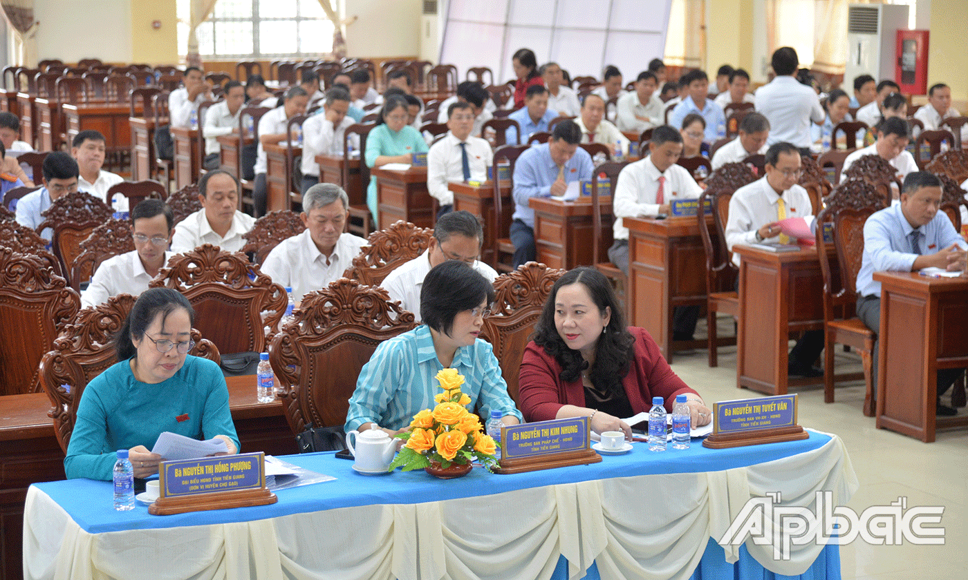 Đại biểu tham dự kỳ họp.