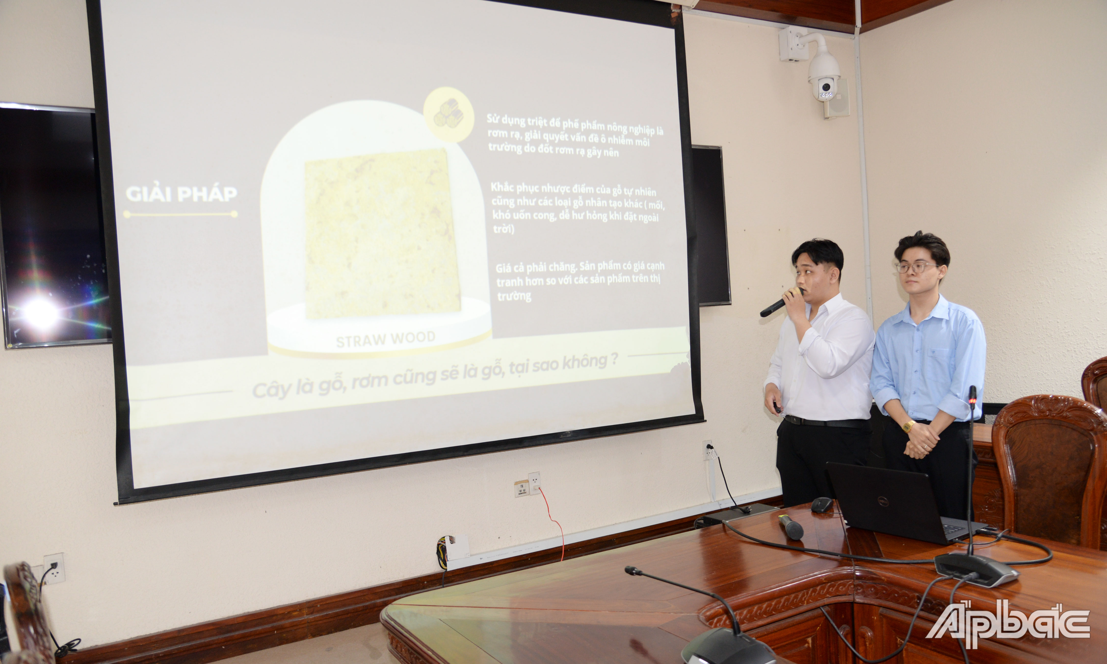 Nhóm tác giả ý tưởng, dự án tại Bảng Học sinh, sinh viên trình bày tại vòng chung kết Cuộc thi.