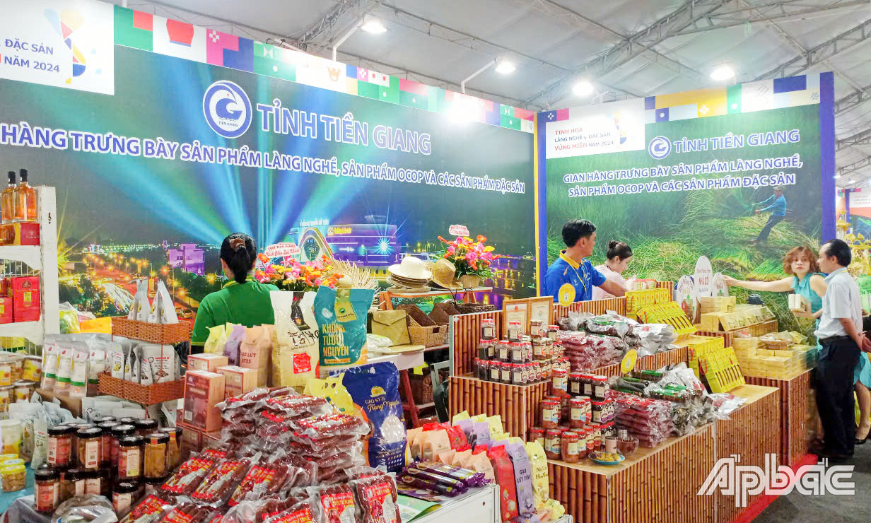 Gian hàng trưng bày sản phẩm làng nghề, OCOP của tỉnh Tiền Giang.