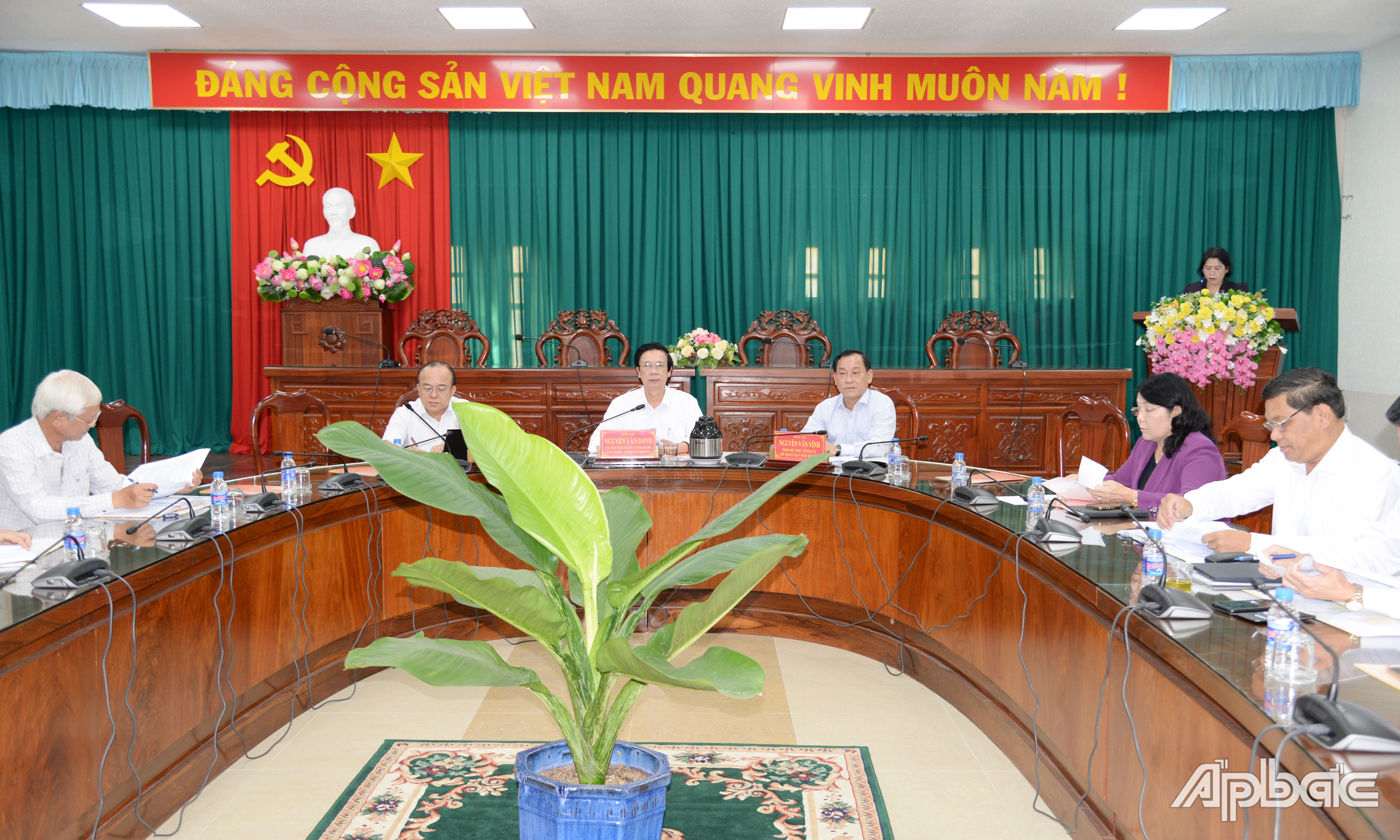 Quang cảnh cuộc họp.