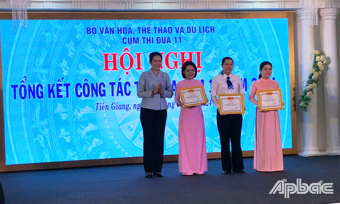 giám đốc Sở VHTT&DL tỉnh Tiền Giang Nguyễn Thị Uyên Trang trao giấy khen cho các cá nhân