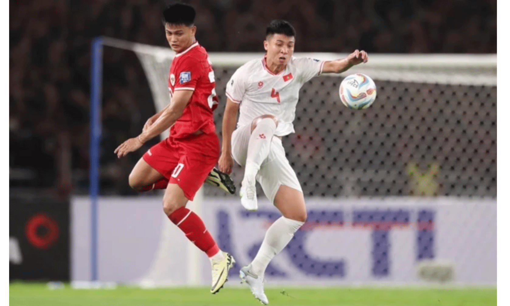 Trung vệ Bùi Tiến Dũng ở cuộc đối đầu với Indonesia thuộc vòng loại World Cup 2026.