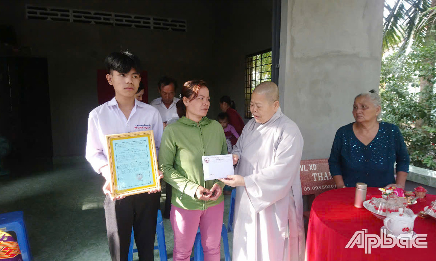 Hội CTĐ huyện Gò Công Tây cùng đơn vị tài trợ bàn giao nhà CTĐ cho hộ nghèo, khó khăn về nhà ở. 