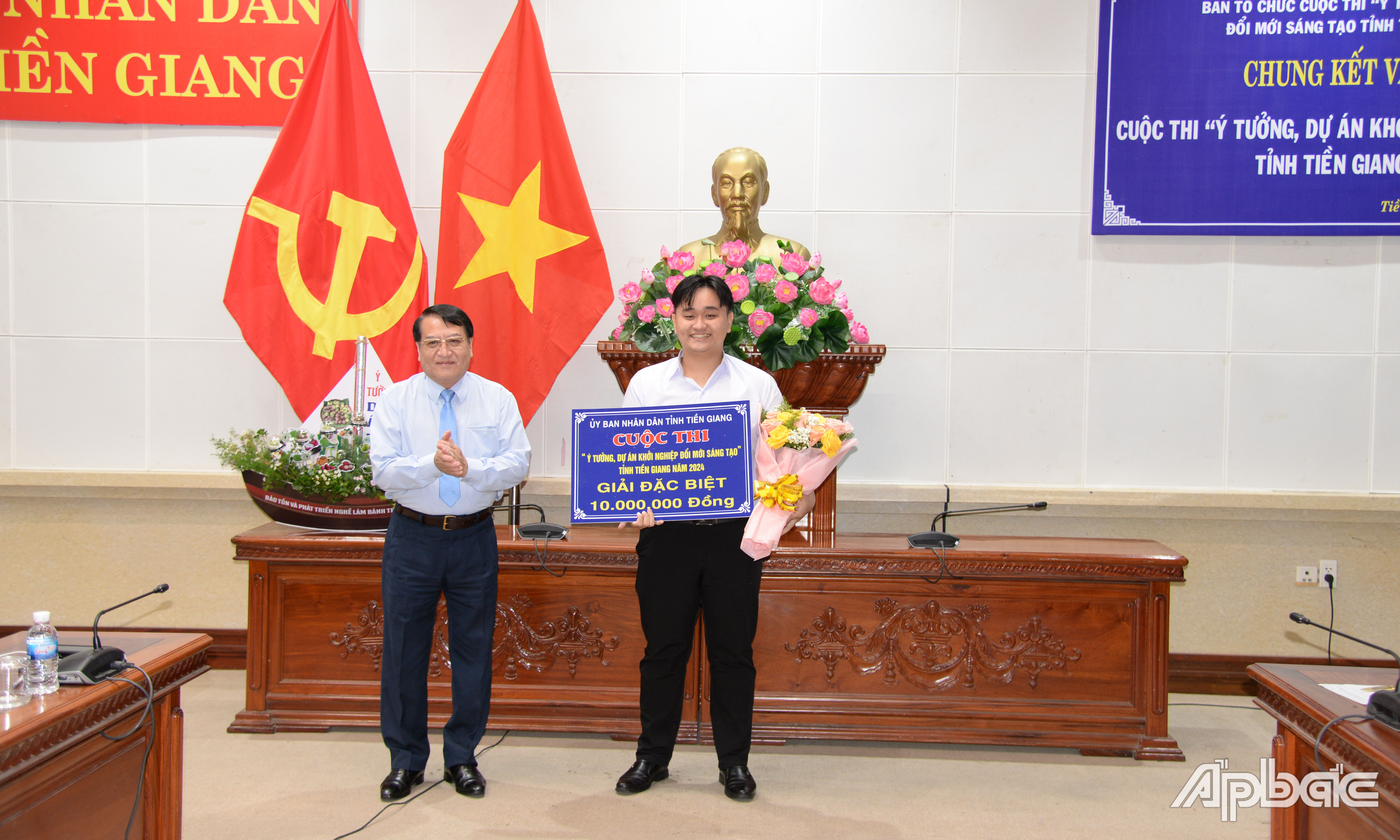 Trao giải Đặc biệt cho ý tưởng, dự án “Gỗ nhân tạo từ rơm”.
