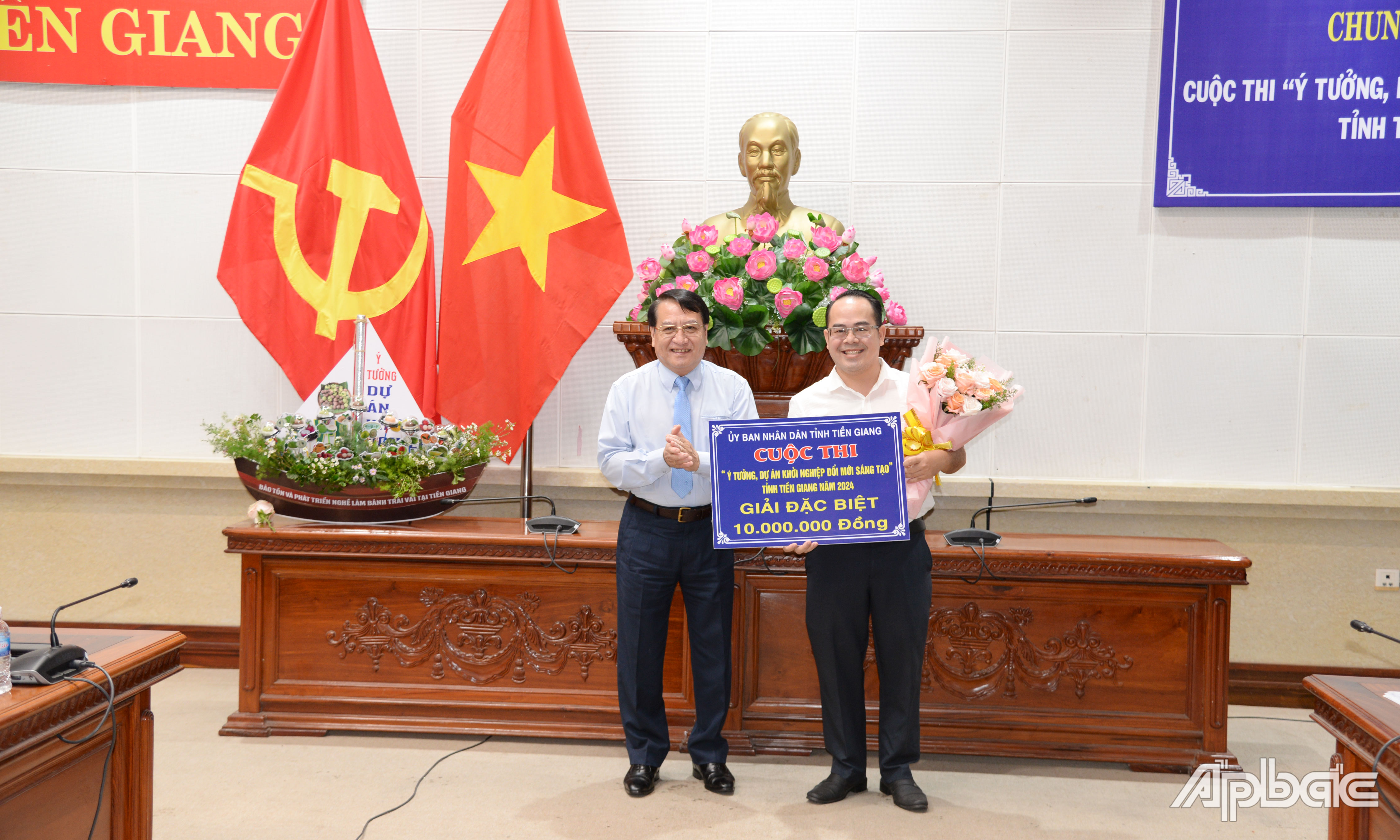 Trao giải Đặc biệt cho dự án “Sản xuất tơ sợi từ lá khóm”.