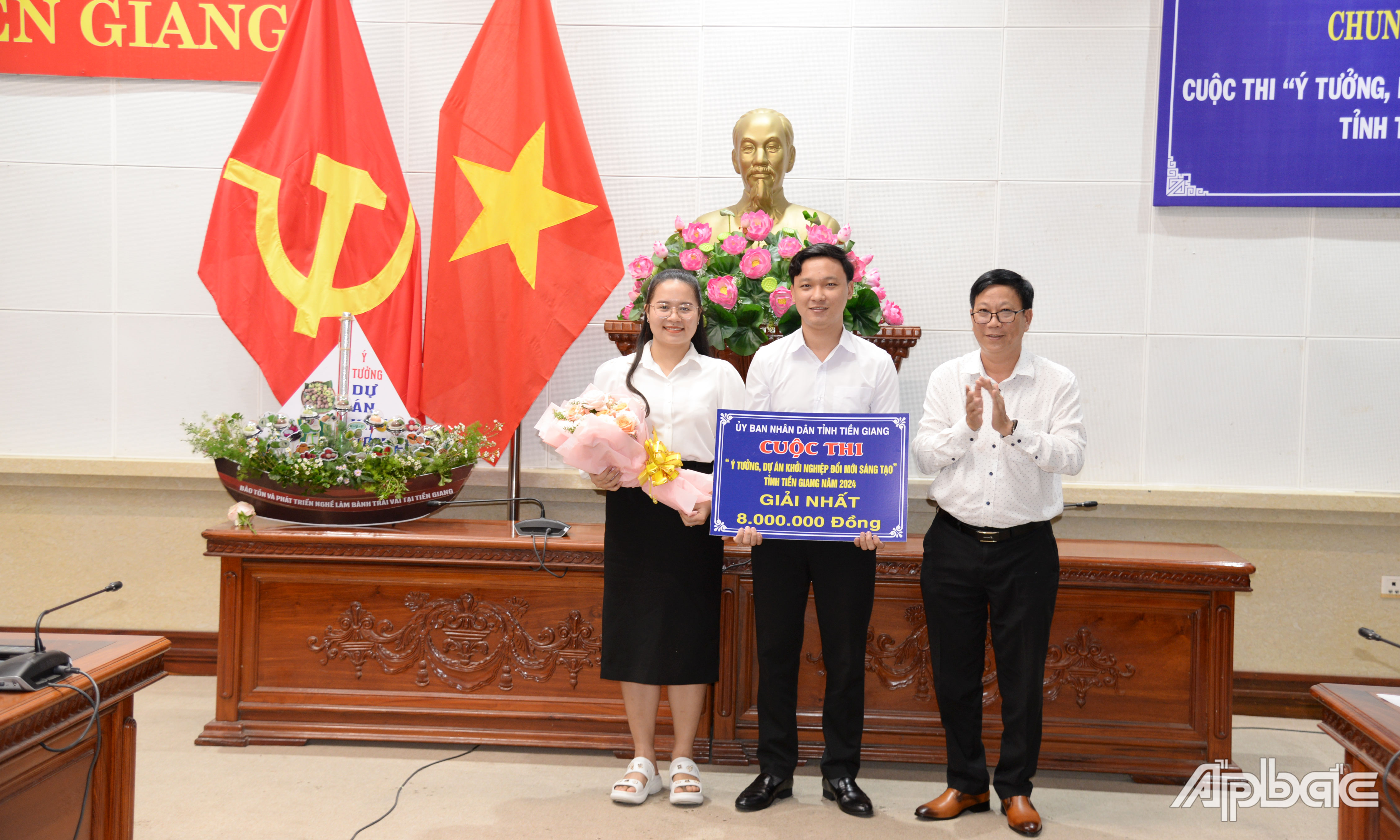 Trao giải cho nhóm tác giả đoạt giải.