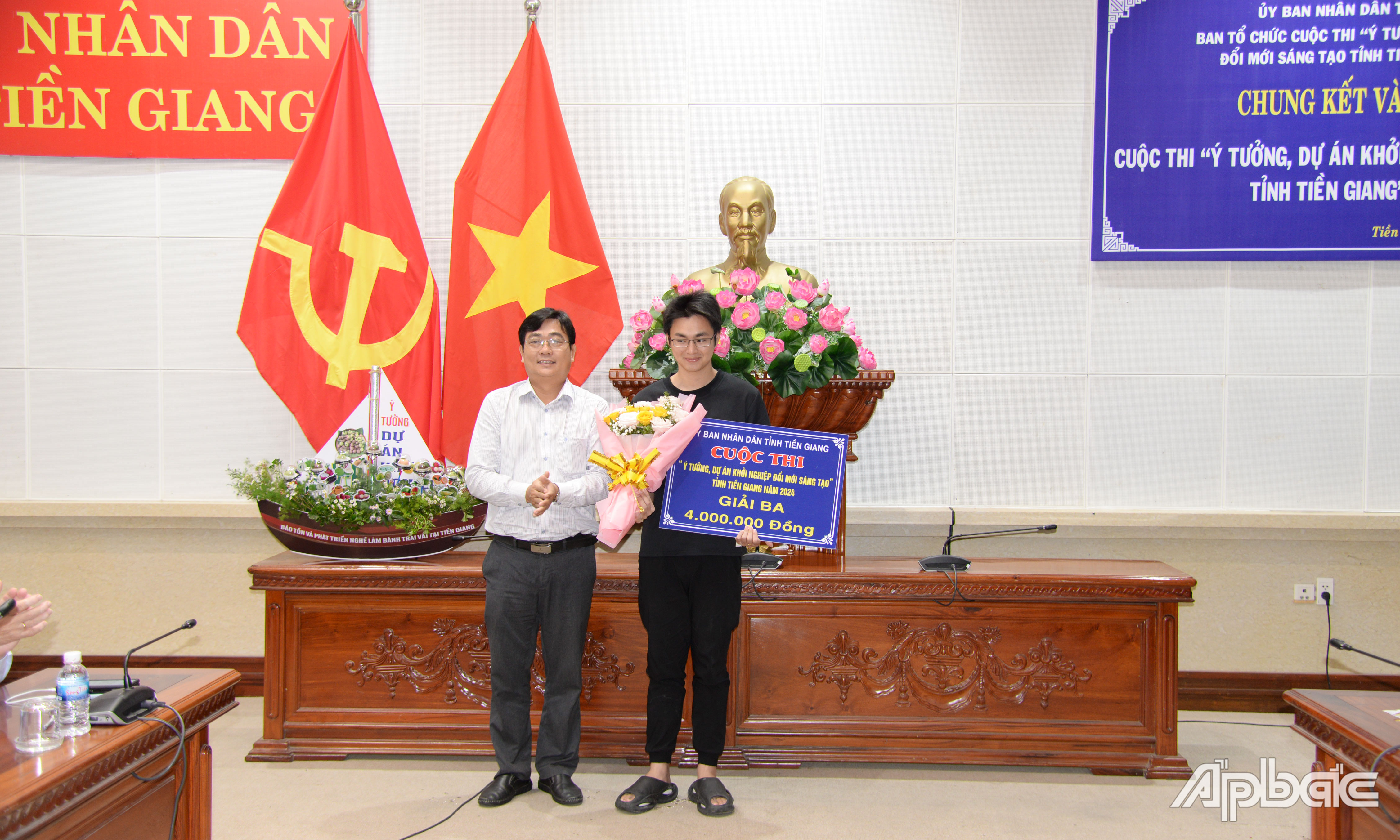 Trao giải cho nhóm tác giả đoạt giải.