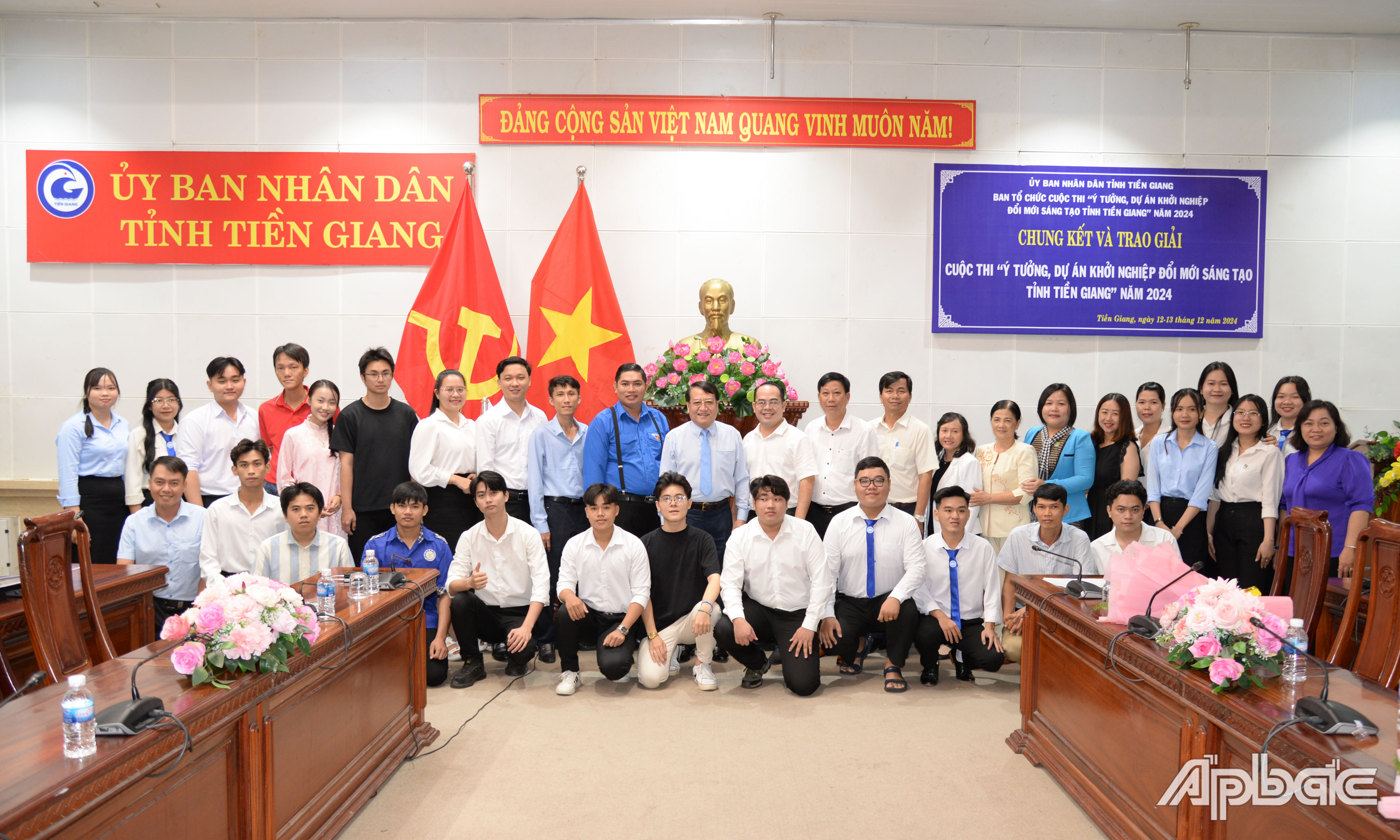 Các nhóm tác giả đoạt giải chụp ảnh lưu niệm cùng Ban tổ chức.