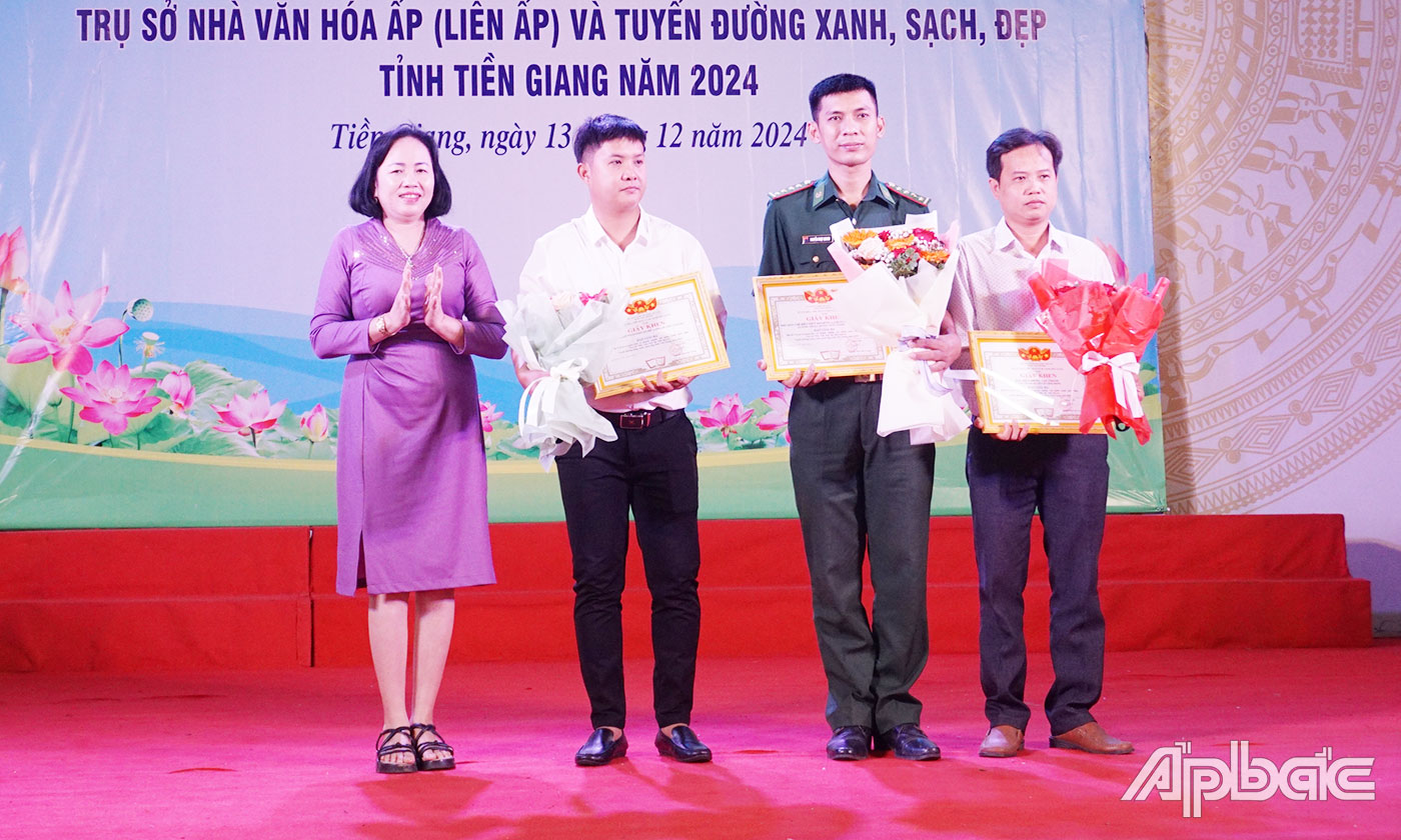 Trao thưởng cho các đơn vị tham gia Hội thi. 