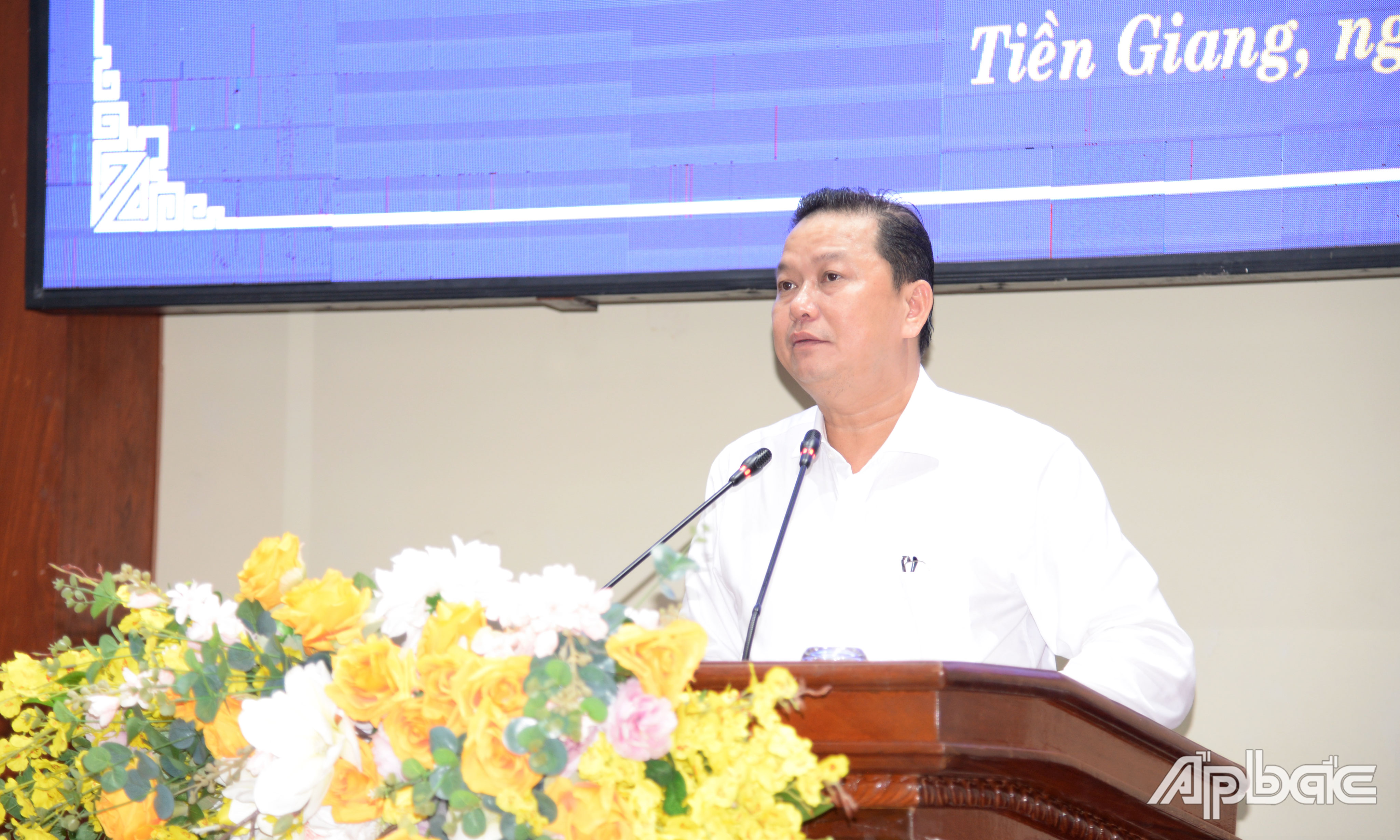 Đồng chí Nguyễn Đình Thông báo cáo kết quả phát triển kinh tế - xã hội năm 2024 và kế hoạch năm 2025.