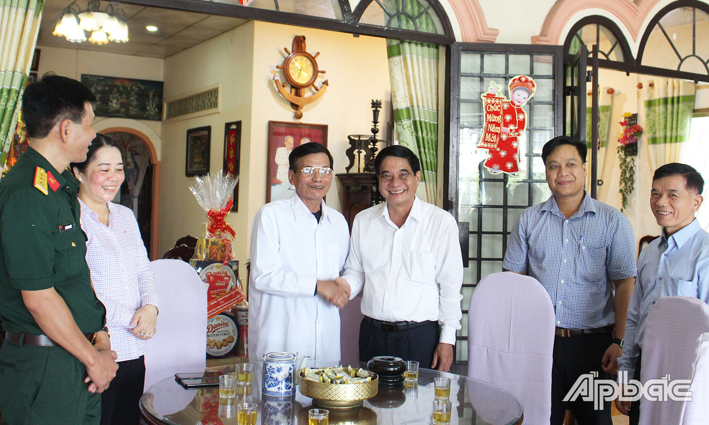 Đoàn Văn Hùng (nguyên Đại tá, Phó Tham mưu trưởng Bộ Chỉ huy Quân sự tỉnh Tiền Giang, ngụ tại ấp Tân Phú, xã Tân Hòa Thành