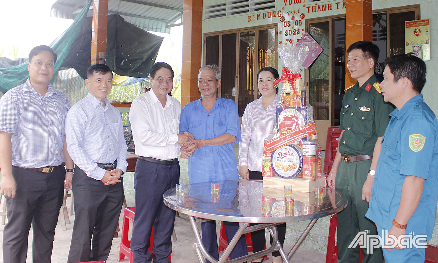Nguyễn Văn Bỉ (nguyên Đại tá Hiệu phó, Trường Quân sự tỉnh Tiền Giang, ngụ tại Ấp 3, xã Tân Lập 1). 
