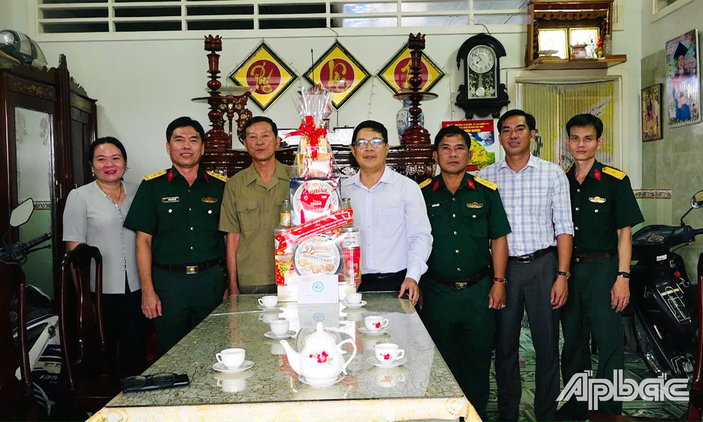 Đồng chí Trần Thanh Nguyên cùng các thành viên đoàn đến thăm và tặng quà các gia đình cán bộ quân đội về hưu tại huyện Gò Công Tây
