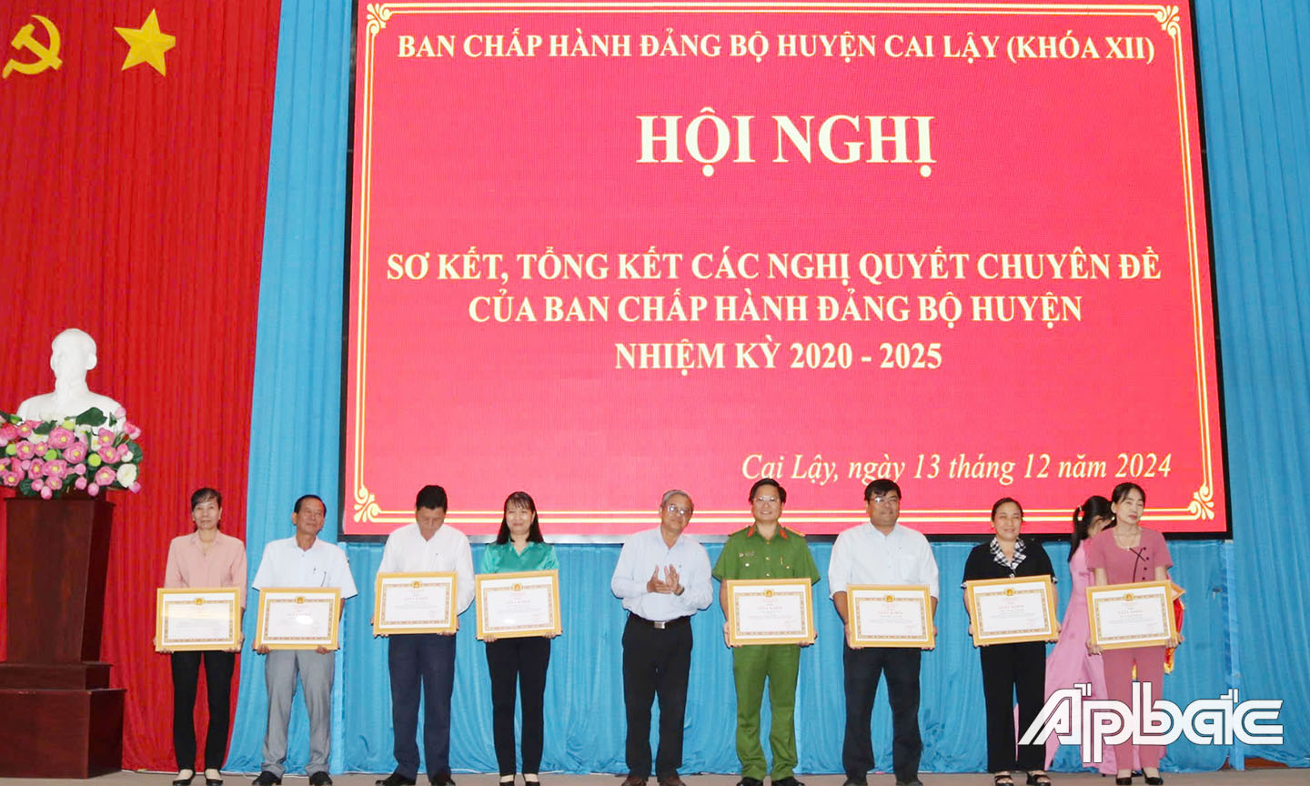 Khen thưởng các tập thể và cá nhân tiêu biểu trong thực hiện Nghị quyết 