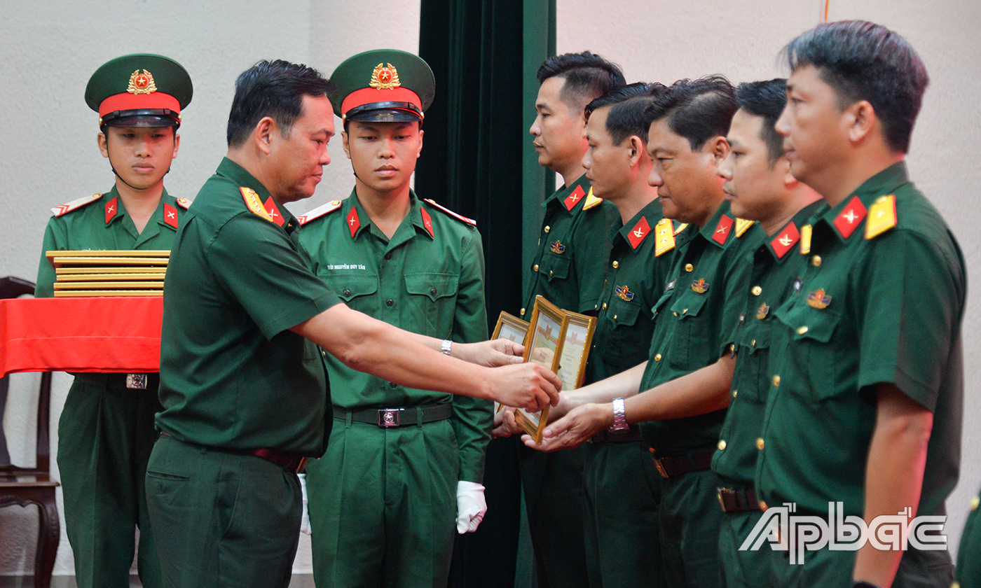 Đại tá Phạm Văn Thanh, Ủy viên Ban Thường vụ Tỉnh ủy, Chỉ huy trưởng Bộ Chỉ huy Quân sự tỉnh Tiền Giang trao Danh hiệu Đơn vị tiên tiến.