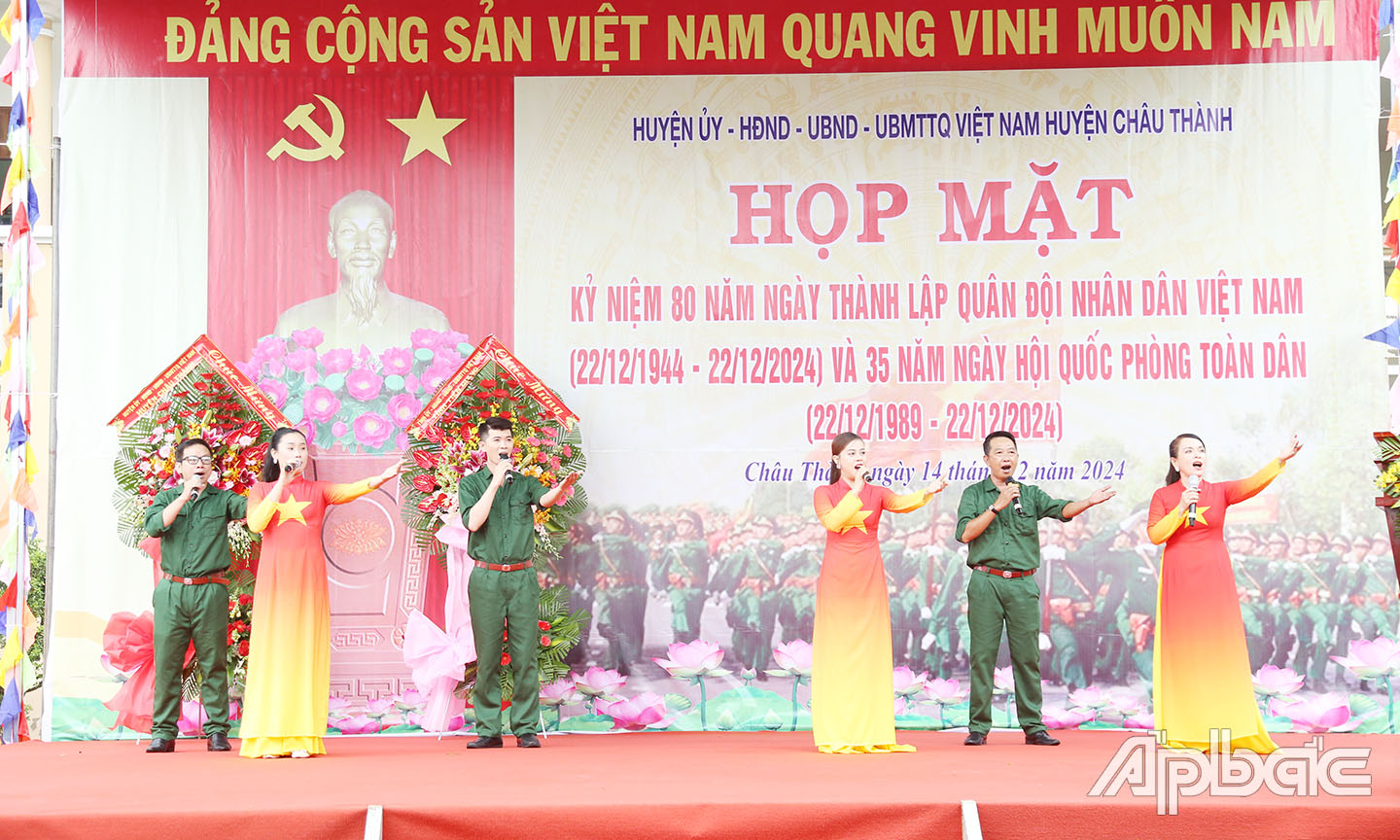 Biễu diễn văn nghệ chào mừng kỷ niệm.