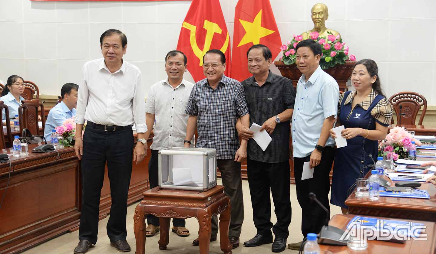 Các đại biểu tiến hành bỏ phiếu tại cuộc họp.
