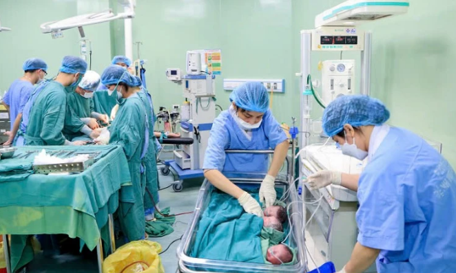 Bệnh viện sản nhi Nghệ An không ngừng phấn đấu trở thành bệnh viện vùng trong lĩnh vực sản khoa và nhi khoa. Trong ảnh: chăm sóc trẻ sơ sinh (Ảnh: Thành Châu).