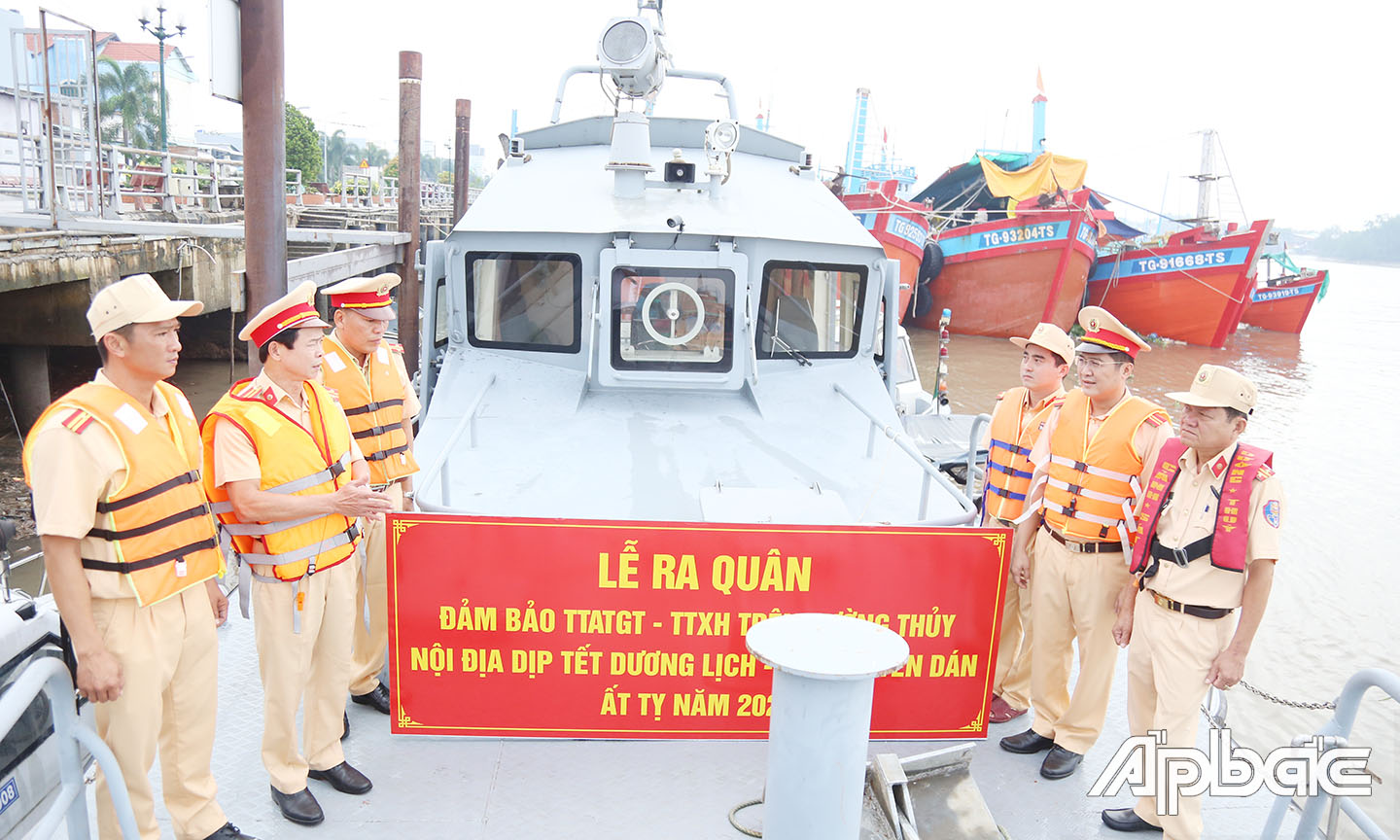 Lực lượng CSGT đường thuỷ triển khai lực lượng thực hiện cao điểm.
