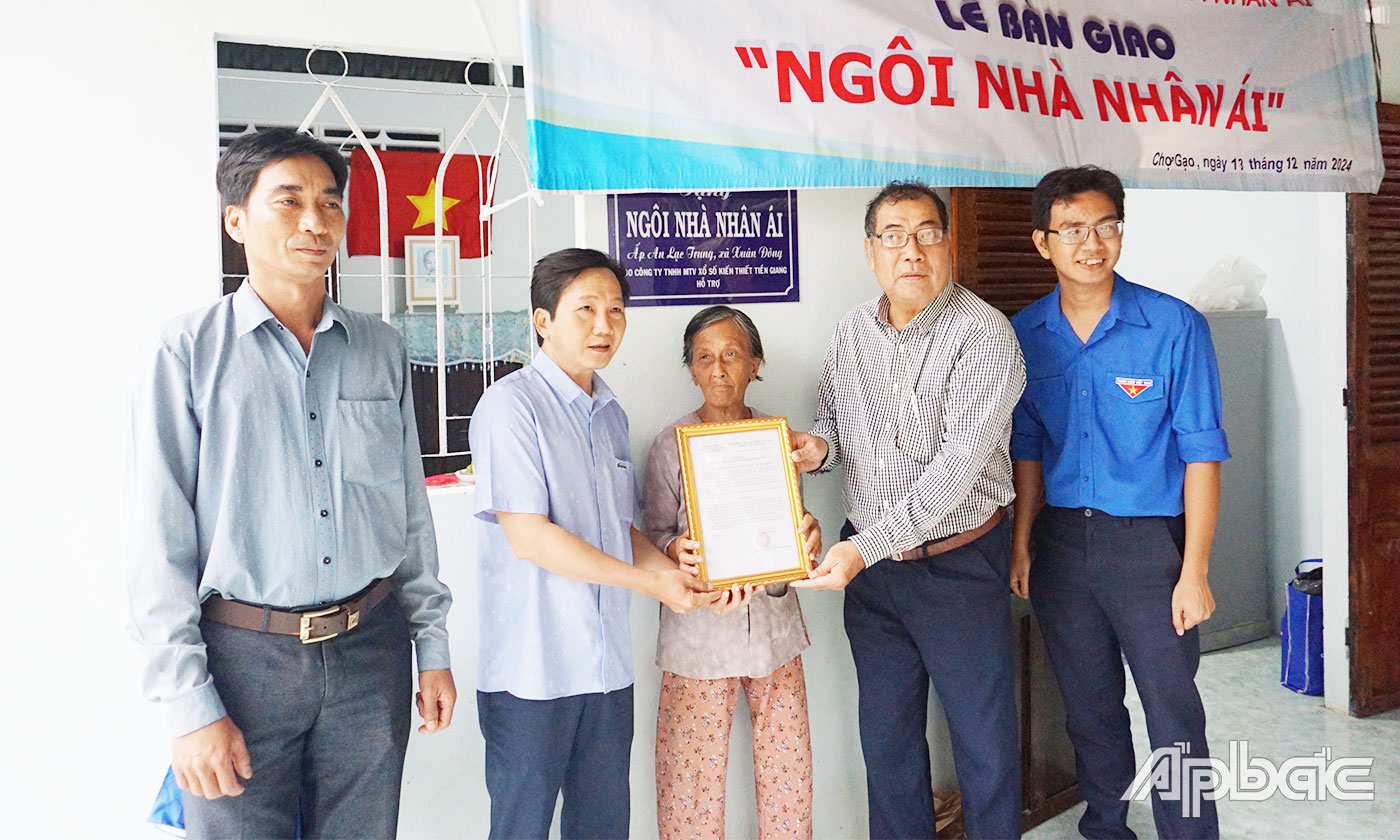 Đồng chí Nguyễn Trọng Tấn và Phó Chủ tịch UBND xã Xuân Đông Nguyễn Văn Mười trao Quyết định bàn giao nhà cho gia đình ông Nguyễn Hoàng Minh 