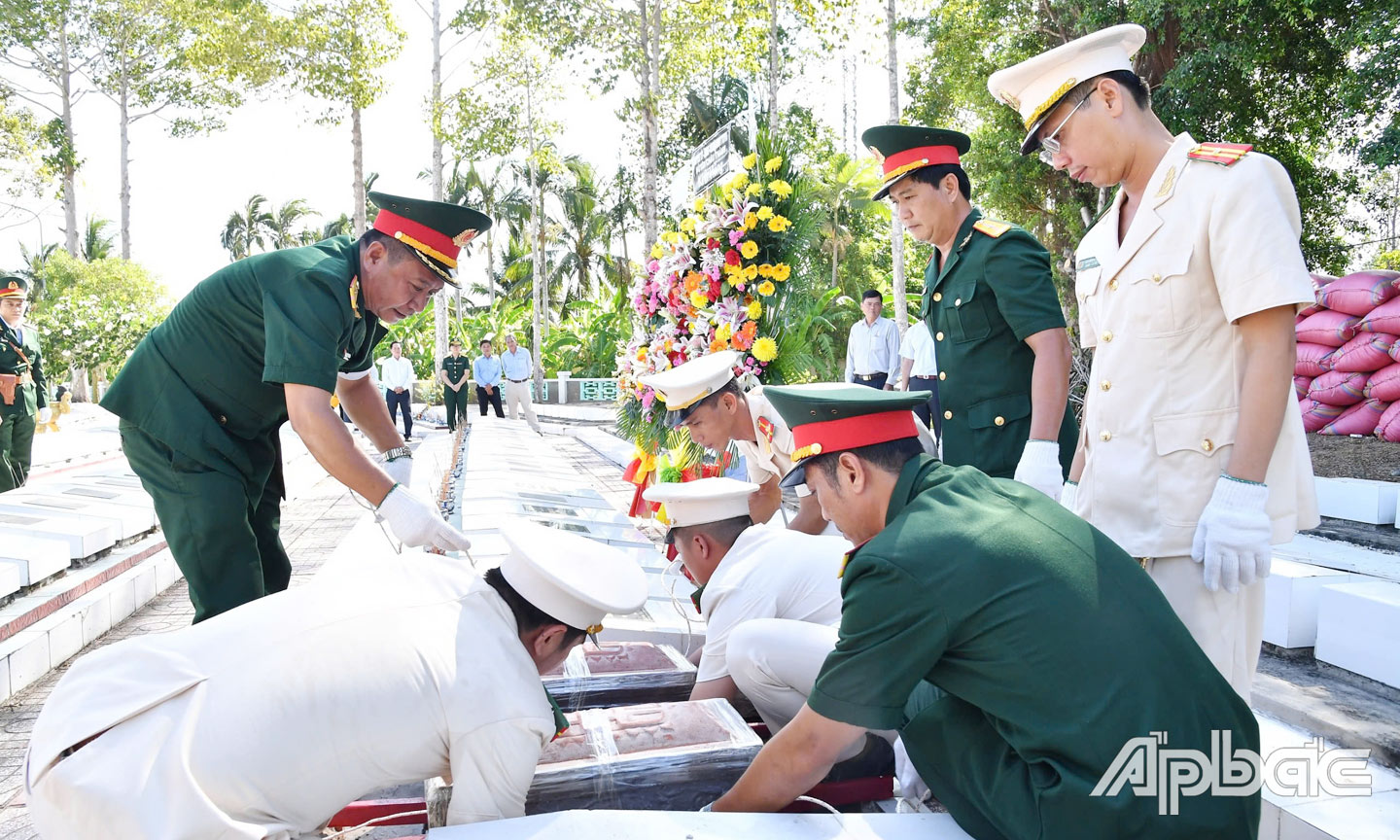 Thực hiện nghi thức an táng hài cốt liệt sĩ tại Nghĩa trang Liệt sĩ tỉnh Tiền Giang.                                                 Ảnh: THANH LÂM