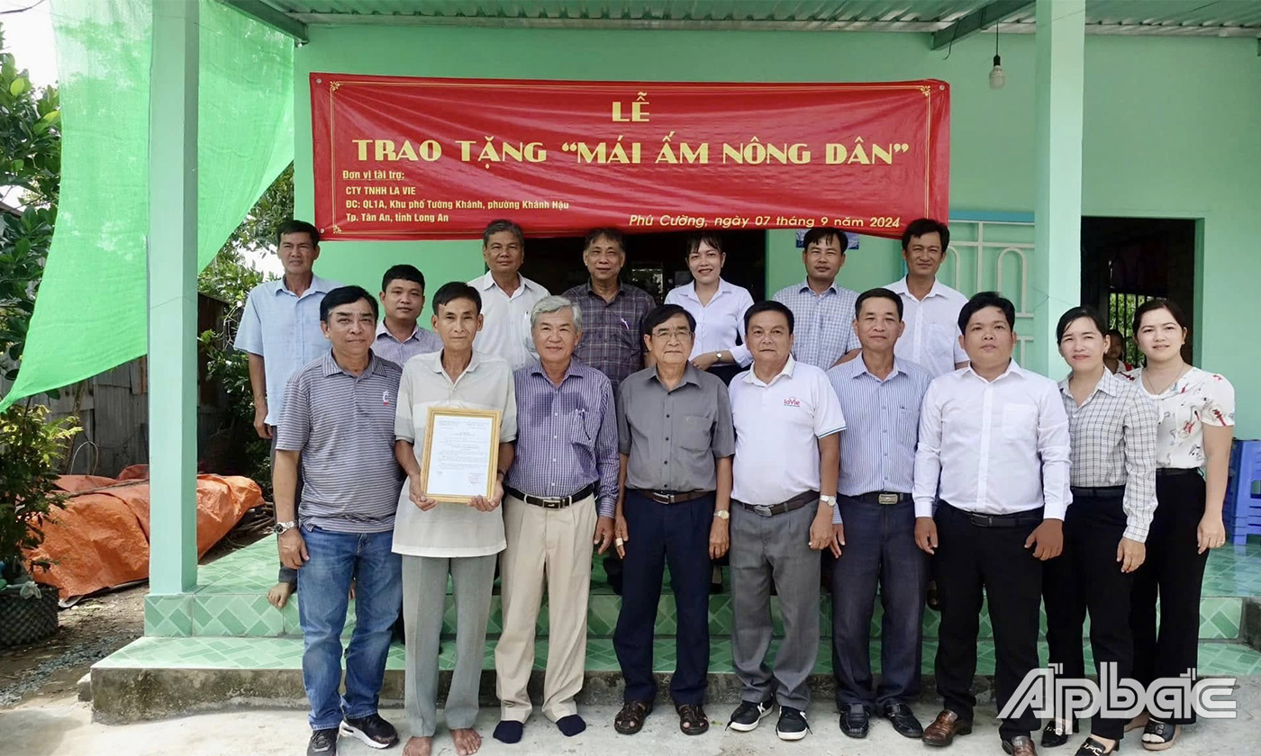 Bàn giao Mái ấm nông dân cho hộ dân có hoàn cảnh khó khăn (Ảnh: Hội Nông dân cung cấp)