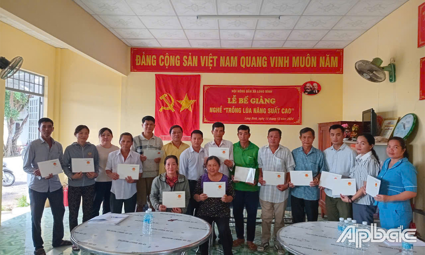 Hội Nông dân huyện Gò Công Tây trao Giấy chứng nhận các lớp tập huấn cho nông dân (Ảnh: Hội Nông dân cung cấp)  