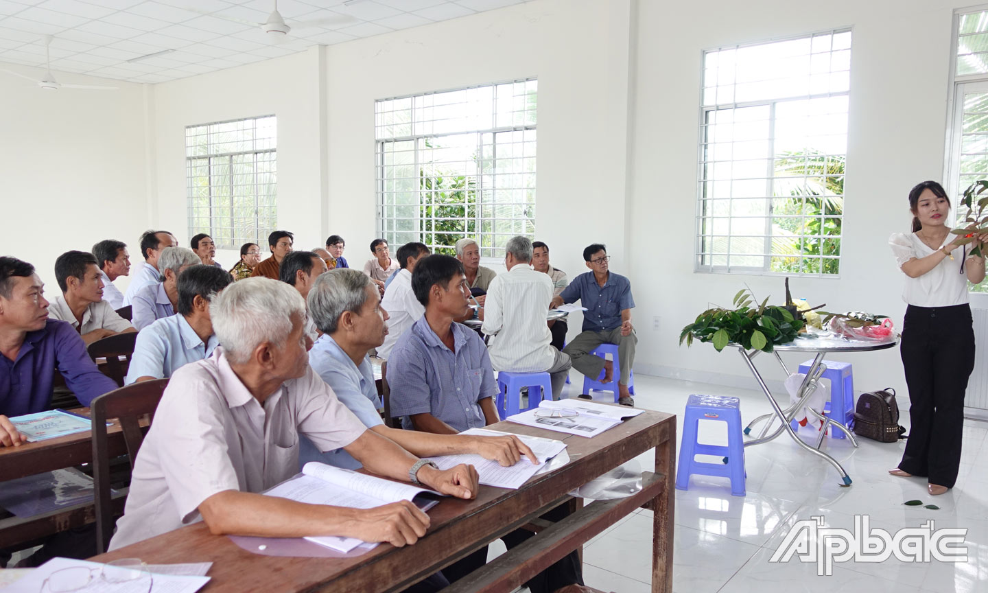 Lớp dạy nghề trồng sầu riêng đáp ứng nhu cầu của nhiều nông dân xã Mỹ Thành Nam.                                                                                                    Ảnh: QUẾ NGÂN