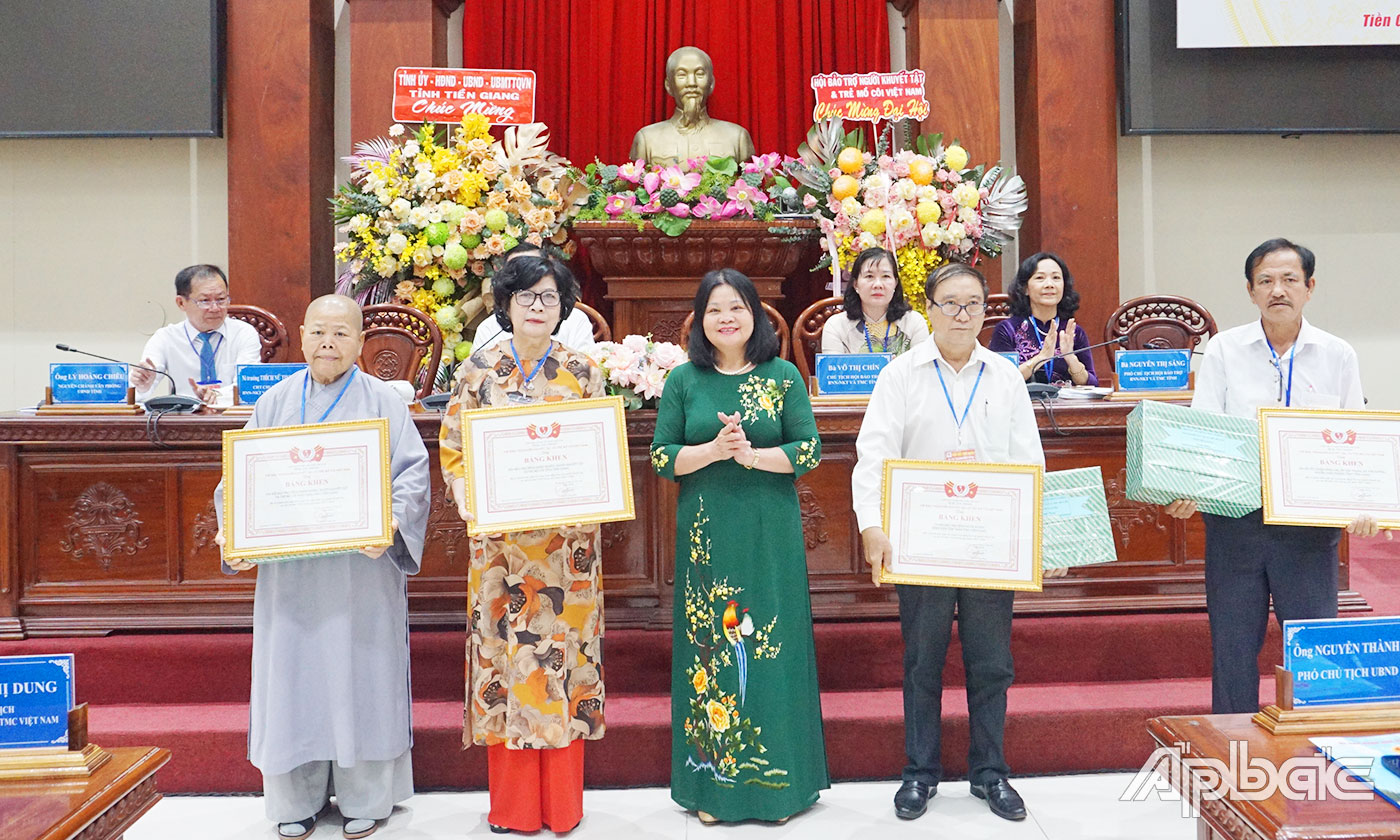 Trung ương Hội trao Bằng khen. 
