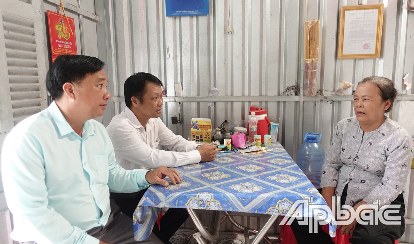 Chính quyền địa phương khảo sát tình hình đời sống hộ nghèo, hộ cận nghèo trên địa bàn xã