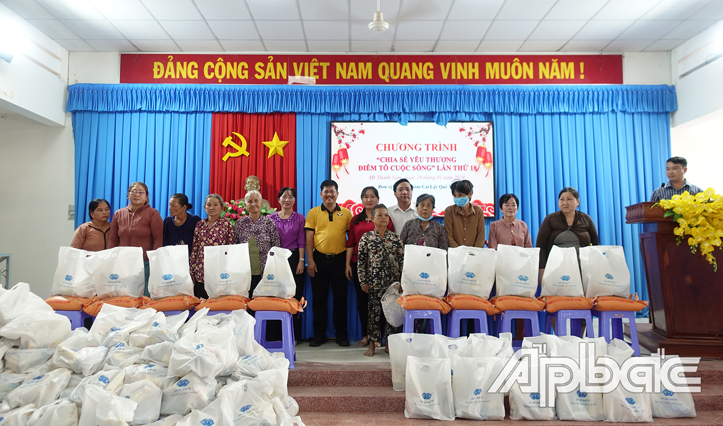 Tặng quà cho hộ khó khăn nhân dịp Tết Nguyên đán Giáp Thìn 2024