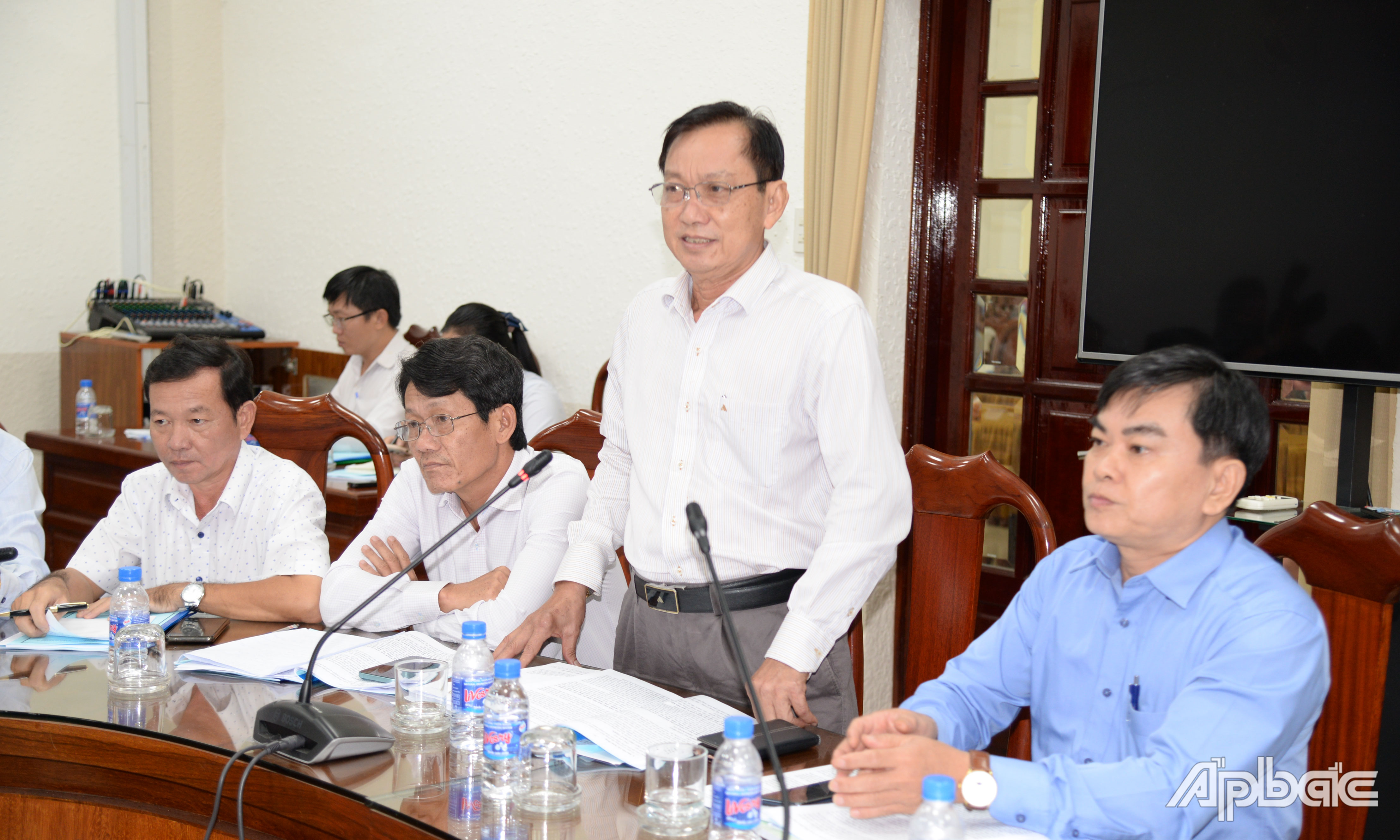 Lãnh đạo các sở, ngành đóng góp ý kiến tại hội thảo.