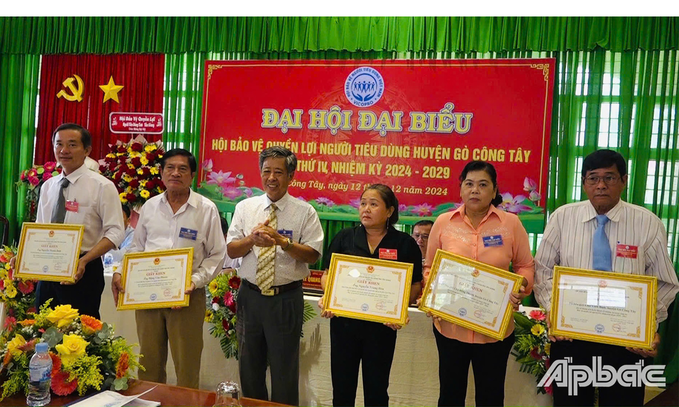 Hội Bảo vệ Quyền lợi Người tiêu dùng tỉnh Tiền Giang đã khen thưởng cho 2 tập thể và 3 cá nhân