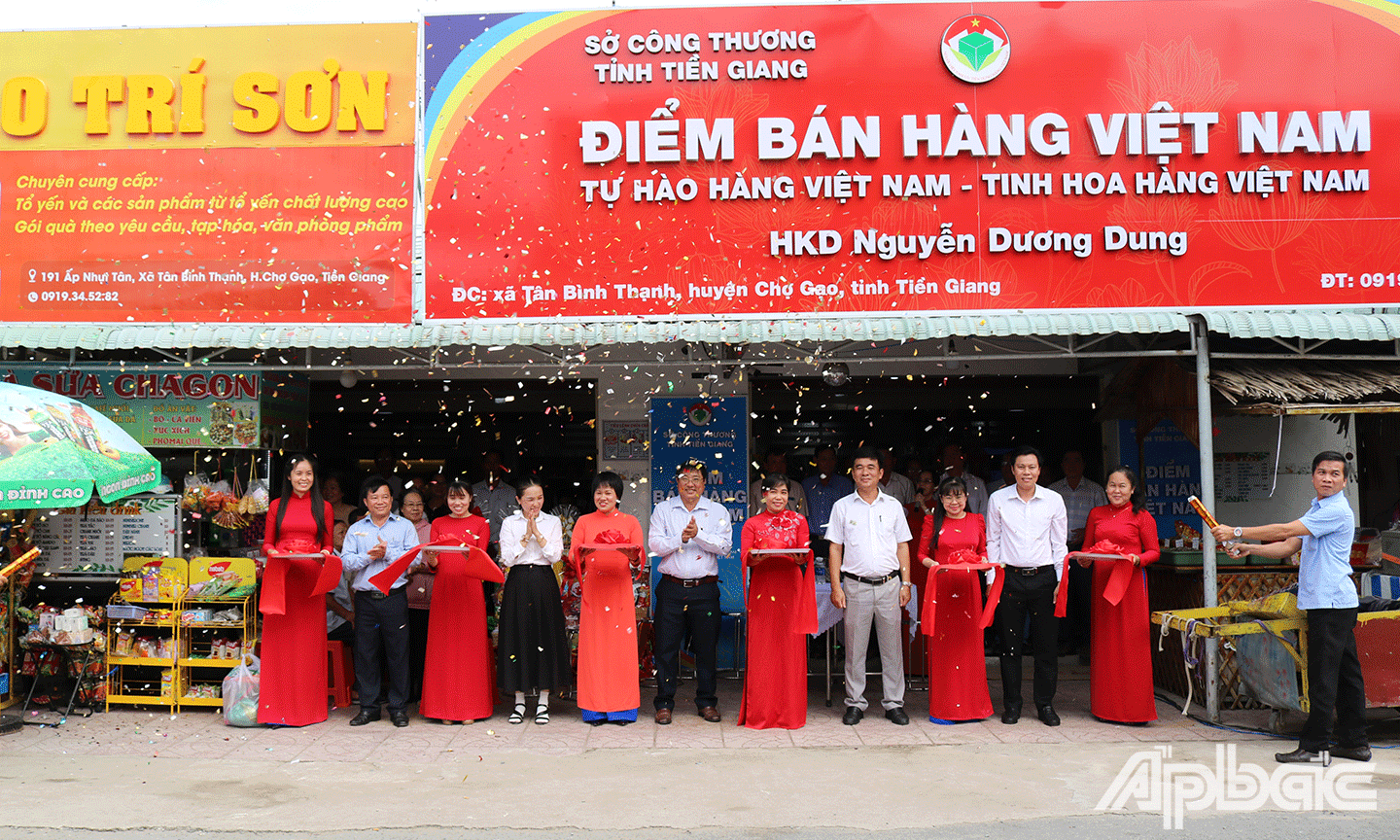 Cắt băng bàn giao điểm bán hàng Việt Nam