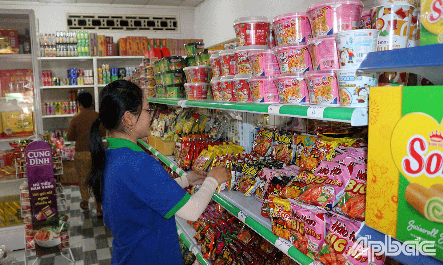 Hộ kinh doanh Nguyễn Dương Dung, địa chỉ ấp Nhựt Tân, xã Tân Bình Thạnh, huyện Chợ Gạo. Đây là cửa hàng có vị trí thuận lợi, hàng hóa đa dạng, phong phú, trưng bày thuận tiện cho người mua sắm