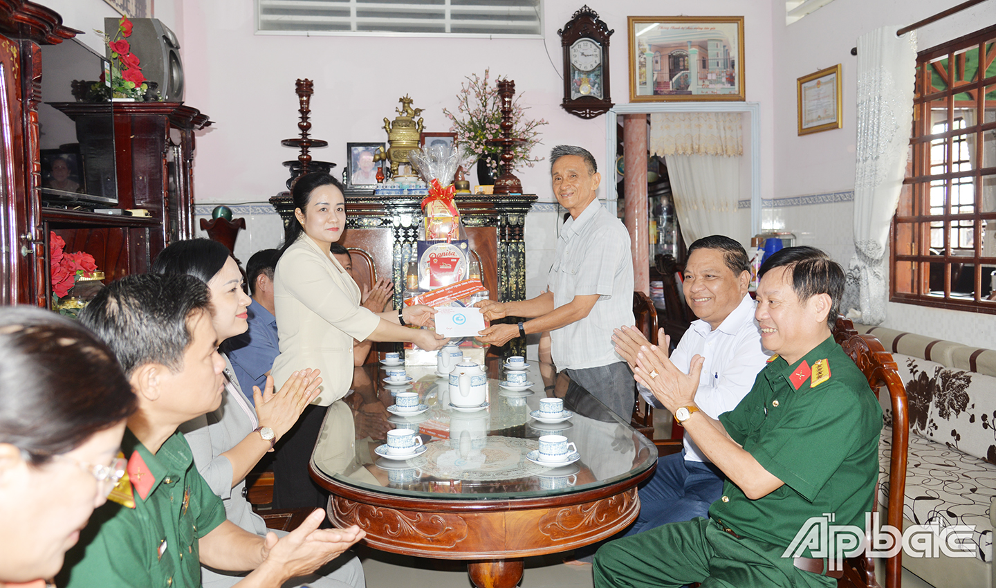 Đồng chí Nguyễn Hải Trâm, Phó Bí thư Thường trực Tỉnh ủy thăm tặng quà Đại tá Nguyễn Văn Châu, nguyên Phó Chỉ huy trưởng Bộ Chỉ huy quân sự tỉnh Tiền Giang