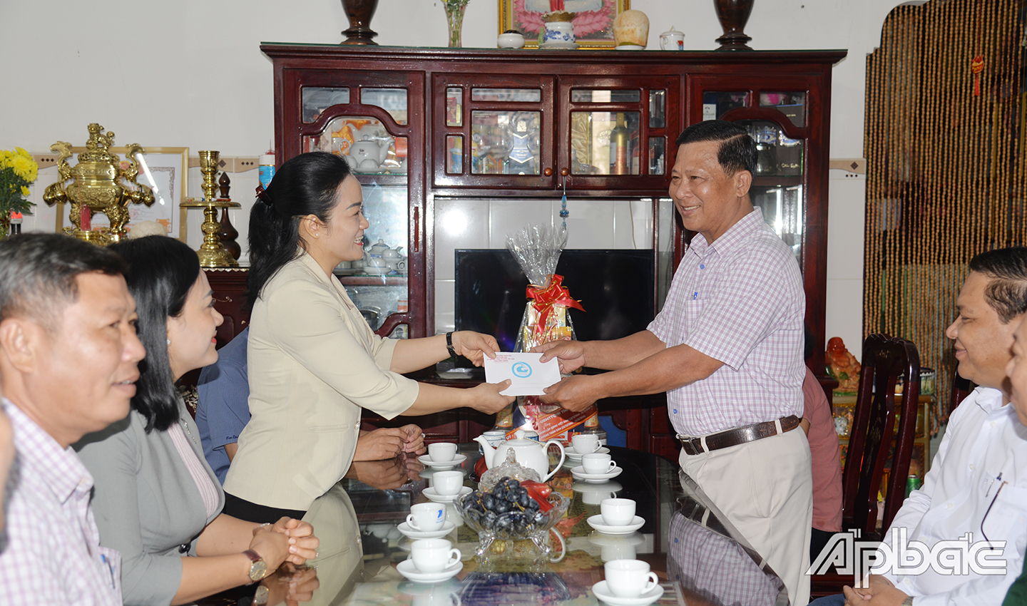 Đồng chí Nguyễn Hải Trâm, Phó Bí thư Thường trực Tỉnh ủy thăm tặng quà Đại tá Đặng Văn Trắng, nguyên Hiệu phó trường quân sự tỉnh Tiền Giang