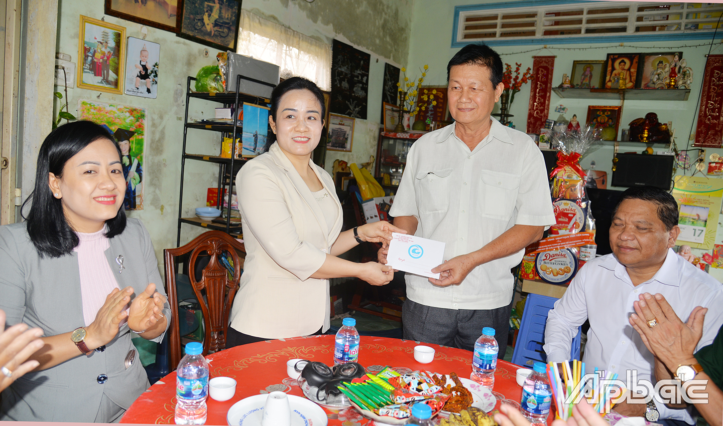 Thượng tá Huỳnh Thanh Việt, nguyên Chánh văn phòng Bộ Chỉ huy quân sự tỉnh xúc động trước sự quan tâm của lãnh đạo tỉnh