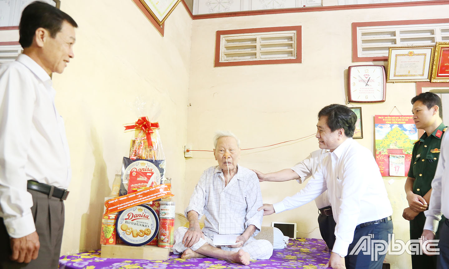 Thăm và tặng quà đồng chí 
