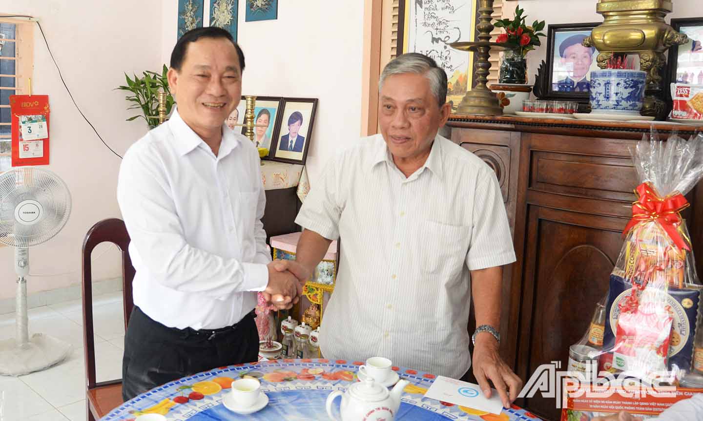 Đồng chí Nguyễn Văn Vĩnh đến thăm, tặng qua gia đình đồng chí đại tá Lê Văn Rô, nguyên Chủ nhiệm Chính trị, Bộ Chỉ huy Quân sự tỉnh.