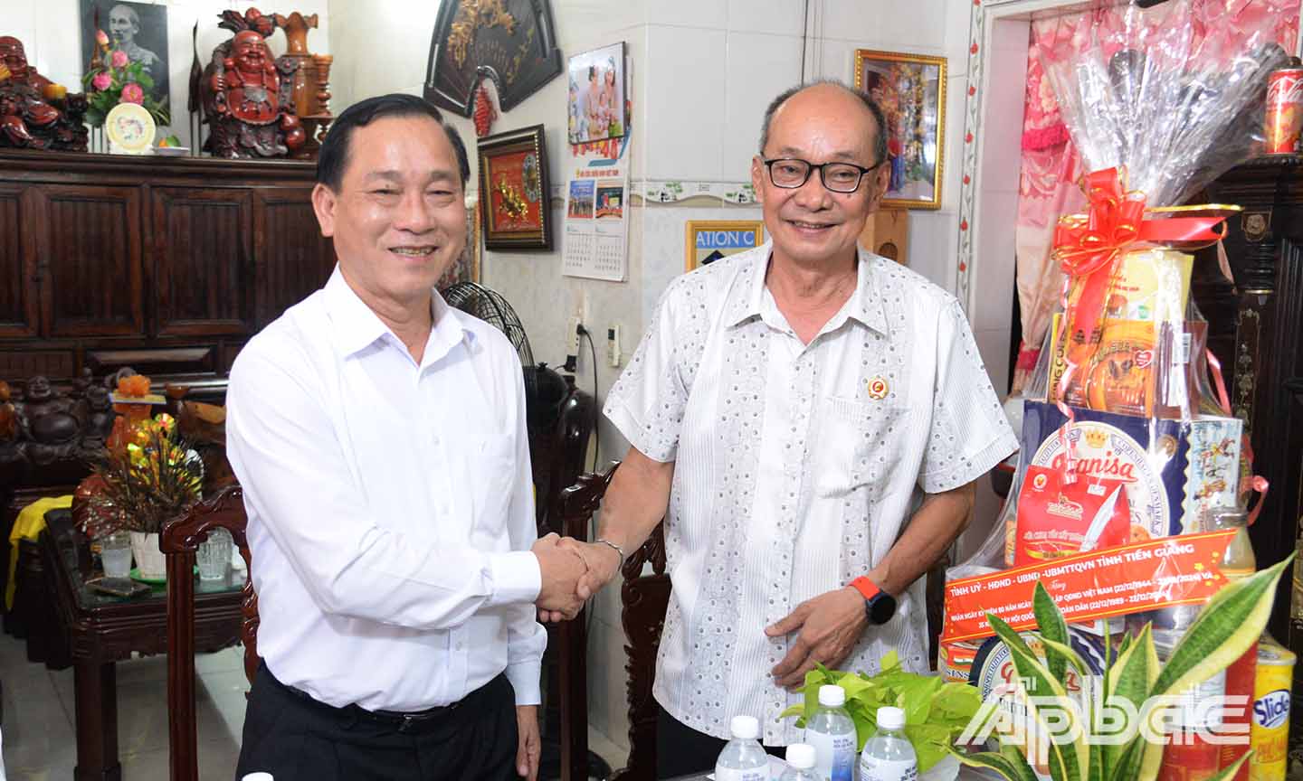 Đồng chí Nguyễn Văn Vĩnh đến thăm, tặng quà gia đình đồng chí Đại tá Bùi Văn Phúc, nguyên Chủ nhiệm Chính trị, Bộ Chỉ huy Quân sự tỉnh.