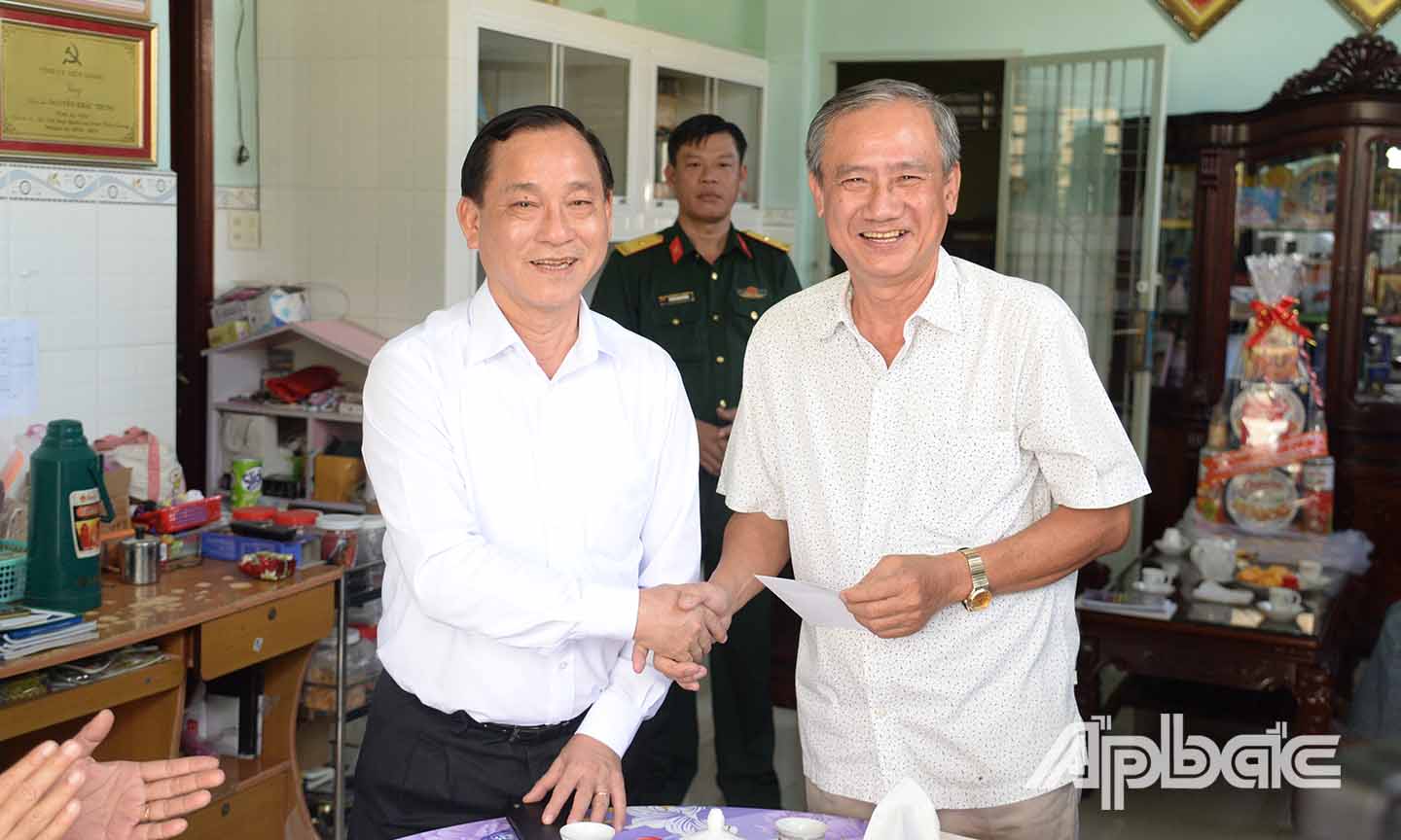 Đồng chí Nguyễn Văn Vĩnh đến thăm, tặng quà gia đình đồng chí Đại tá Nguyễn Khắc Trung, nguyên Chính ủy Bộ Chỉ huy Quân sự tỉnh.
