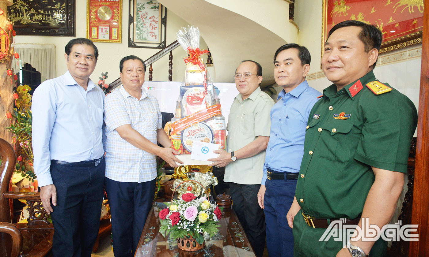 Đoàn đến thăm, tặng quà Đại tá Huỳnh Ngọc Huệ, nguyên Phó Chính uỷ Bộ chỉ huy Quân sự tỉnh