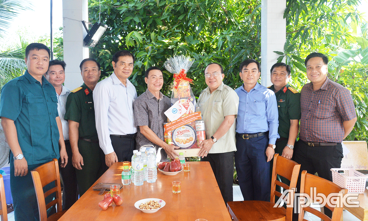 Đoàn đến thăm, tặng quà Đại tá Lê Đức Thắng, nguyên Phó Chỉ huy trưởng, kiêm Tham mưu trưởng, Bộ Chỉ huy Quân sự tỉnh.