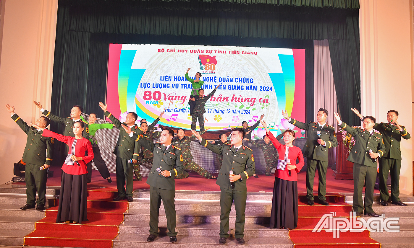 Tiết mục công diễn của Ban Chỉ huy Quân sự  huyện Cái Bè.