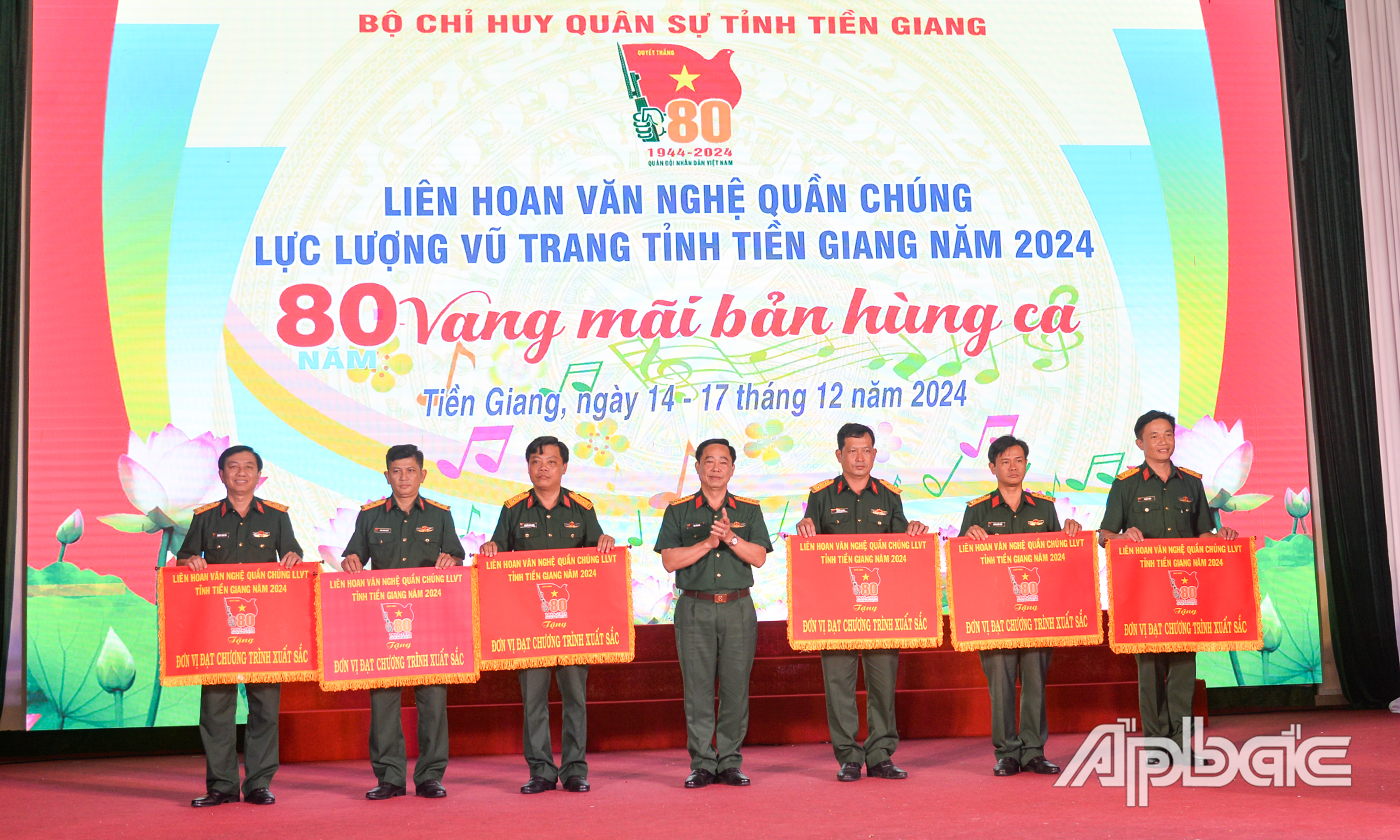 Đại tá Cao Văn Thảo, Phó Chính ủy Bộ CHQS tỉnh Tiền Giang trao Cờ Giải trương trình xuất sắc.