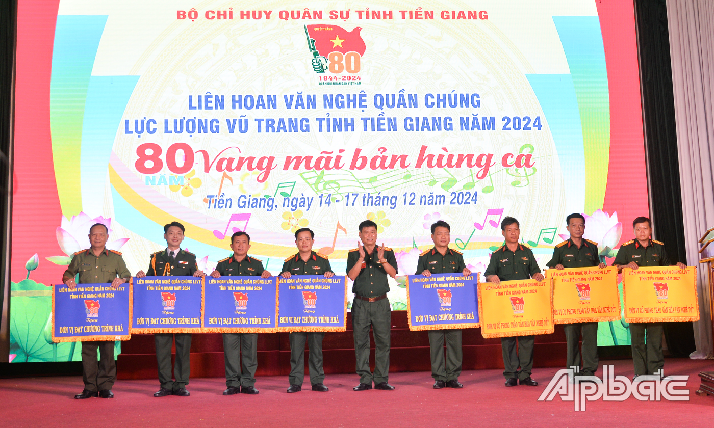 Đại tá Cao Văn Thảo, Phó Chính ủy Bộ CHQS tỉnh Tiền Giang trao giải chương trình khá và đơn vị có phong trào văn hóa văn nghệ tốt.