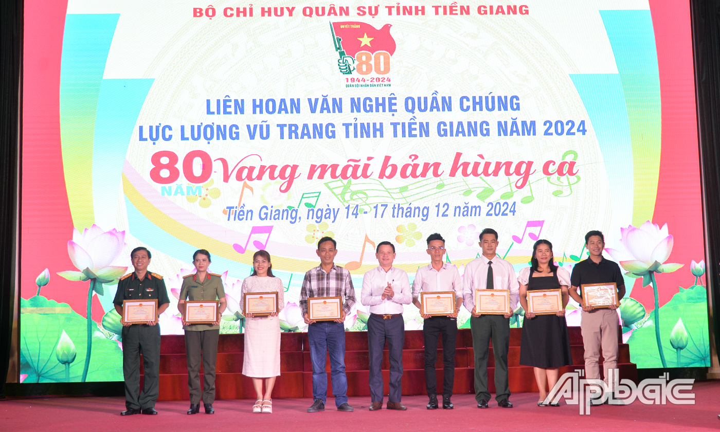 Đồng chí Phạm Thế Vinh, Phó Trưởng Ban Tuyên giáo Tỉnh ủy trao thưởng giải Tự biên,dàn dựng.