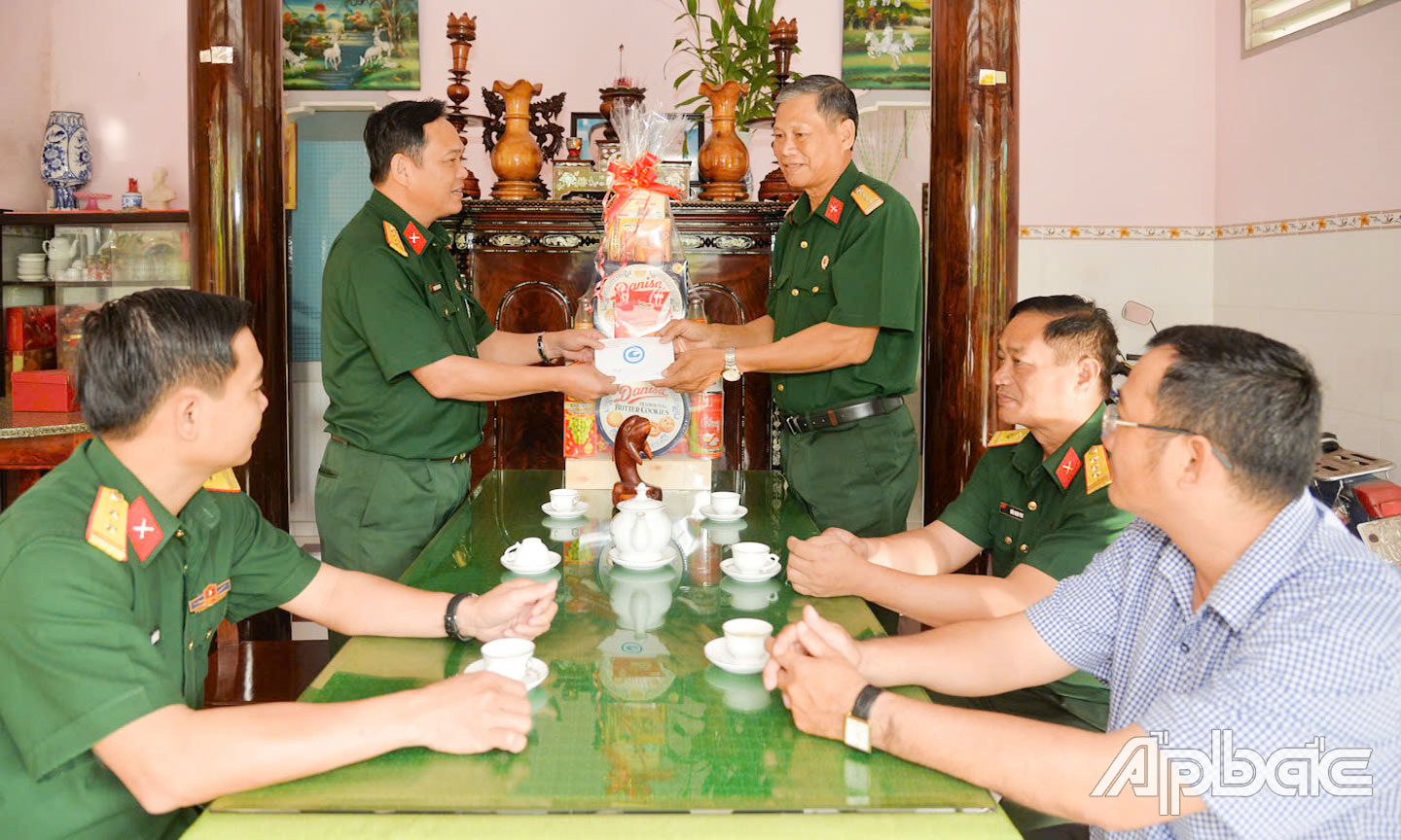 Đại tá Phạm Văn Thanh, Ủy viên Ban Thường vụ Tỉnh ủy, Chỉ huy trưởng Bộ CHQS tỉnh (đứng bên trái) thăm, tặng quà cán bộ Quân đội tiêu biểu đã nghỉ hưu.