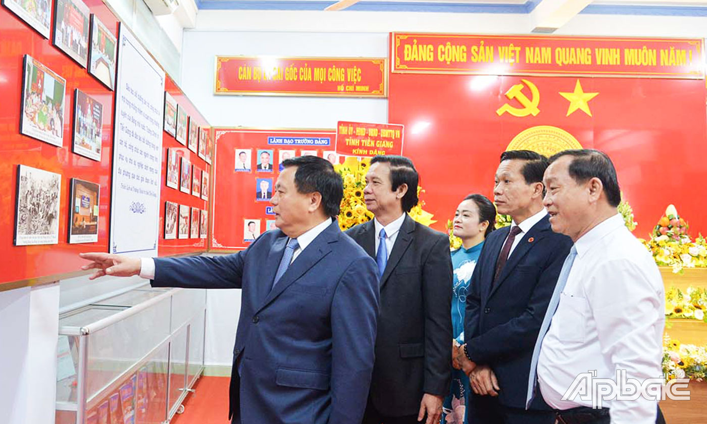 Giáo sư, Tiến sĩ Nguyễn Xuân Thắng, Ủy viên Bộ Chính trị, Giám đốc Học viện Chính trị Quốc gia Hồ Chí Minh, Chủ tịch Hội đồng Lý luận Trung ương